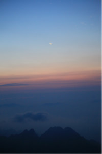 激烈角逐下足球联赛赛况引人注目，球队实力均衡